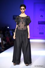 Model walk the ramp for Raj Shroff Show at Wills Lifestyle India Fashion Week 2012 day 5 on 10th Oct 2012 (108).JPG
